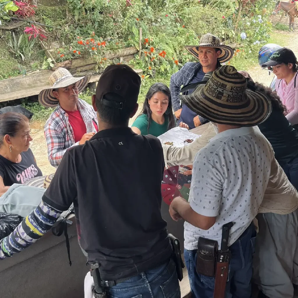 Caficultores conversando en el cafetal