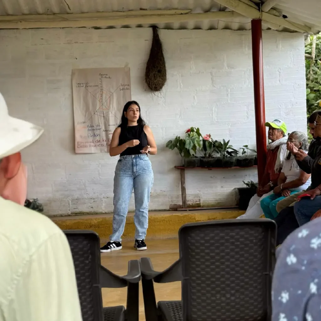 Charla con caficultores en una finca de Fredonia, Antioquia