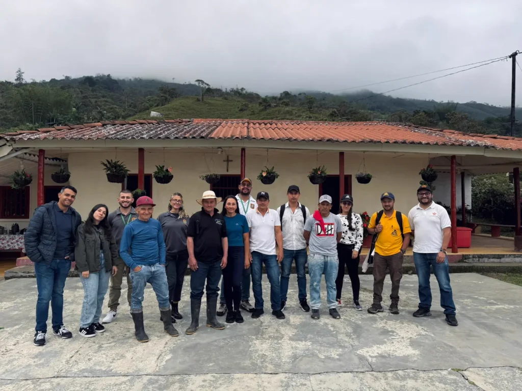 Equipo de Campa con caficultores frente a una finca en Fredonia, Antioquia