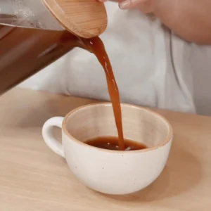 Sirviendo café con la prensa francesa Campa